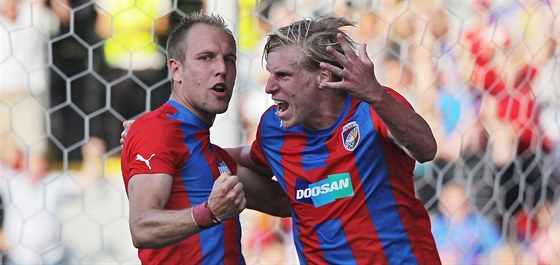 RADOST Plzeský záloník Frantiek Rajtoral (vpravo) se raduje z gólu v utkání...