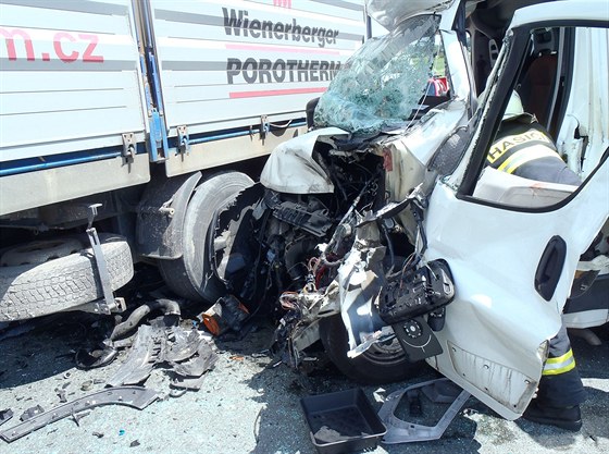 Váná nehoda dodávky a nákladního vozidla v erné za Bory.