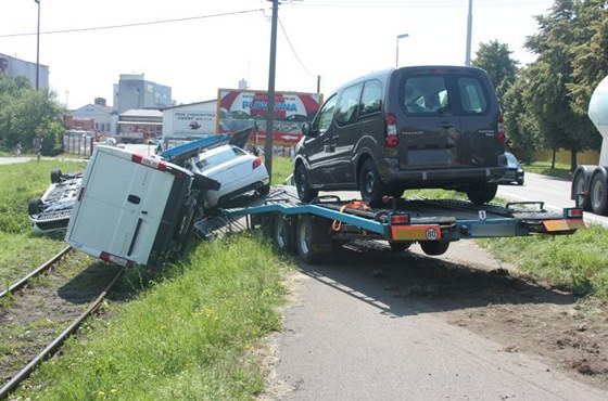 Havarovaný transport aut ve Vysokém Mýt