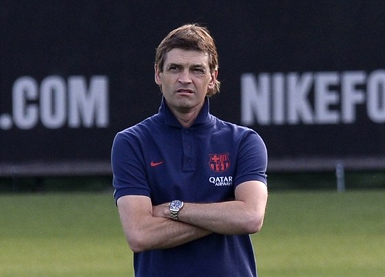 PÍSNÝ POHLED. Tito Vilanova, trenér fotbalist Barcelony, sleduje své svence...