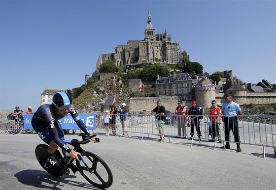 Geraint Thomas bhem asovky na Tour de France s monumentem Mont St. Michel v...