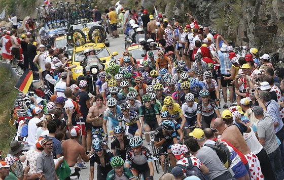 PEKELNÝ KOPEC. Peloton se plhá do Alpe d'Huez. 