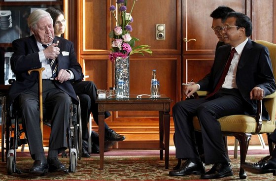 Helmut Schmidt si zapaluje cigaretu bhem nedávného setkání s ínským premiérem