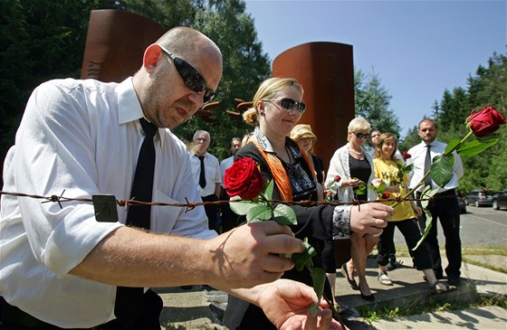 Lidé z Karlovarského kraje zahájili tafetovou hladovku u Pomníku obtem