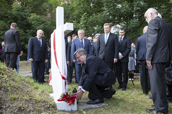 Polský prezident Bronislaw Komorowski pijel na Ukrajinu ucít obti masakr na