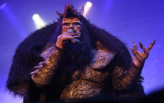 lenové finské kapely Lordi pili obleeni v kostýmech, které se inspirovaly...