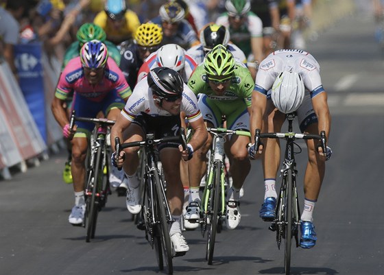 Britský cyklista Mark Cavendish sleduje svého rivala - a pemoitele - Marcela