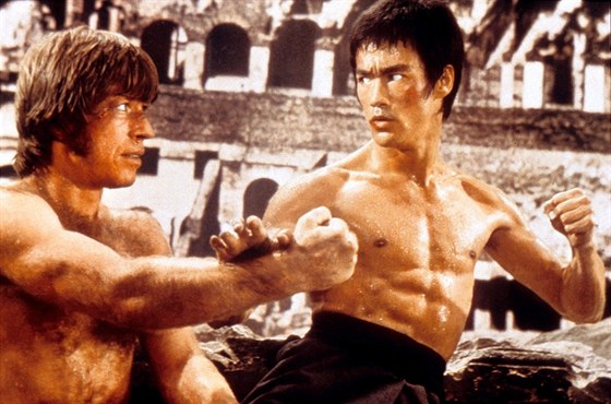 Bruce Lee si ve filmu Cesta draka zahrál s Chuckem Norrisem