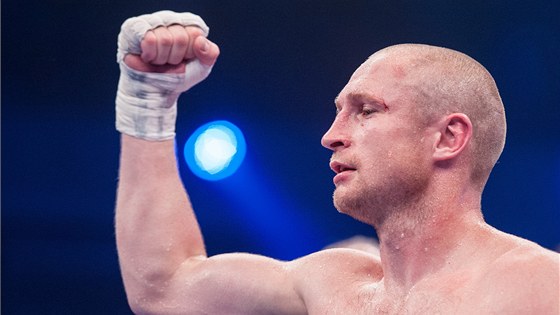 Boxer Luká Konený se raduje z obhajoby evropského titulu WBO ve stední váze.