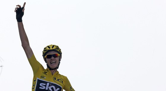 ZASE ON. Lídr Tour de France Chris Froome se raduje z vítzství v 15. etap.