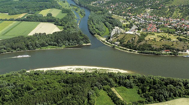 Ústí řeky Moravy do Dunaje pod zříceninou devínského hradu. Zde by vodní... Ústí řeky Moravy do Dunaje pod zříceninou devínského hradu. Zde by vodní...