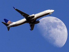 MSÍC. Letadlo spolenosti United Airlines pistává na mezinárodním letiti v...