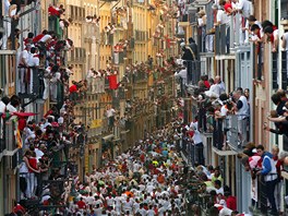 RUDÁ. Lidé z balkon v ulici Estafeta mávají na úastníky tradiního bhu s...