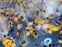 VODNÍ HRÁTKY. Trochu peplnný bazén. Návtvníci vodního parku ve Wu-chanu...