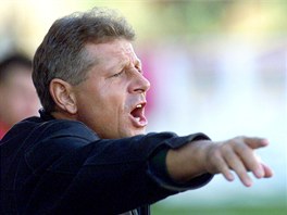 Fotbalov trenr Vlastimil Petrela pi utkn Bohemians - Plze. (bezen 2001)