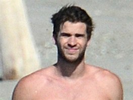 Herec Liam Hemsworth (23) se vrací ze surfování na vlnách. Radji ne tím, co...