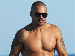 Americký herec a model Shemar Moore (43) na plái v Miami v sluiv...