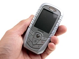 V roce 2003 byly smartphony zatím spí raritou. Vedle komunikátor Nokia a...