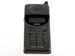 V dob mobilního pravku na zaátku sítí GSM byly telefony velké, nevzhledné a...