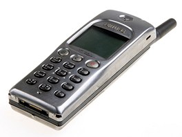 Philips Xenium 9@9 byl docela hezký telefon s atraktivním svtle modrým...