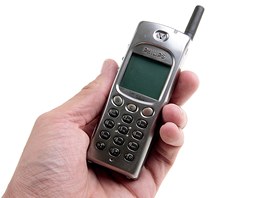 Philips Xenium 9@9 byl pomrn kompaktní telefon. V roce 2000, tedy za tyi...