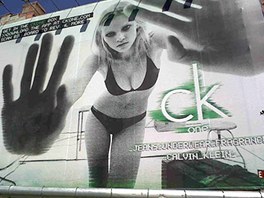 Nizozemská modelka Lara Stoneová v reklam znaky Calvin Klein vypadá zcela...