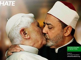 Pape líbající imáma ml být symbolem lásky a tolerance, kterou propaguje...