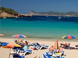 Cala Bassa, Ibiza, Baleárské ostrovy. Tato písená plá, pynící se Modrou...