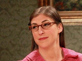 Mayim Bialik jako Amy Farrah Fowler v seriálu Teorie velkého tesku