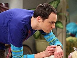 Jim Parsons jako Sheldon Cooper v seriálu Teorie velkého tesku