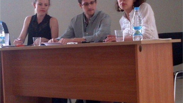 Edward Snowden na jednn v Moskv (12.7. 2013)