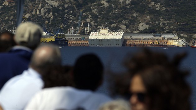 U ostrova Giglio nadle pokrauj prc ena vyprotn vletn lodi Costa Concordia. (15. ervence 2013)