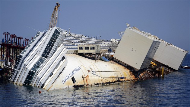 U italskho ostrova Giglio nadle pokrauj prce na vyprotn vletn lodi Costa Concordia. (15. ervence 2013)