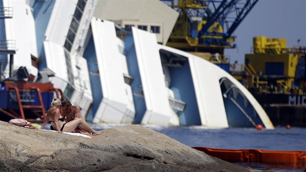 U italskho ostrova Giglio nadle pokrauj prce na vyprotn vletn lodi Costa Concordia. (15. ervence 2013)