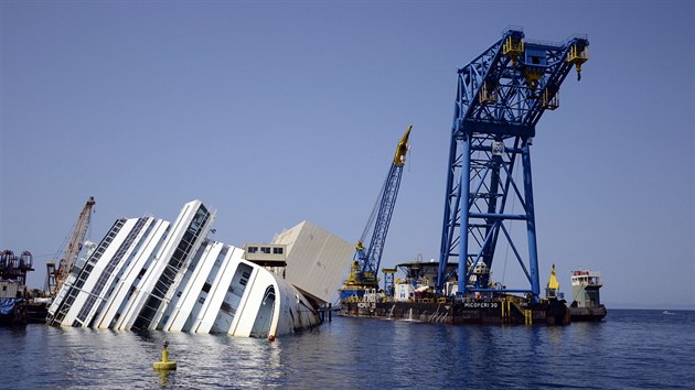 U italskho ostrova Giglio nadle pokrauj prce na vyprotn vletn lodi Costa Concordia. (15. ervence 2013)