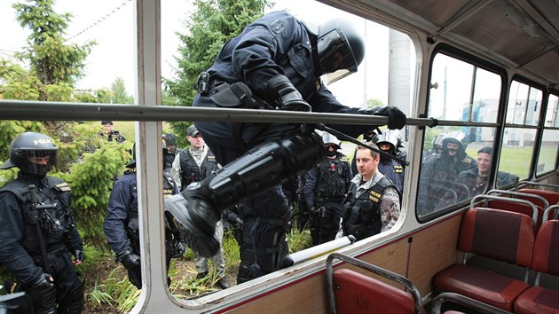 Trolejbus se policistm podailo obsadit do pl minuty.
