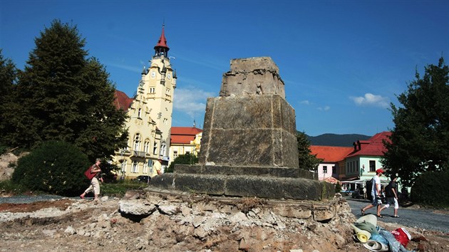 Nkolikatunovou sochu rudoarmjce pesunul jeb z monumentlnho podstavce uprosted lovosickho parku o 35 metr bl k zmku.