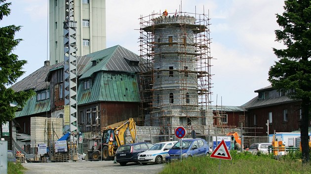 V na Klnovci byla tak zchtral, e ji museli stavbai rozebrat a nepouiteln sti nahradit novmi.