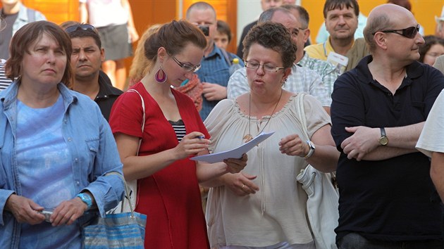 Zhruba stovka lid pila v ptek odpoledne vyjdit na eskobudjovick Piaristick nmst svj nesouhlas s nsilnostmi kter v poslednch tech tdnech provzej spory mezi romy a vtinovou spolenost na eskobudjovickm sdliti Mj.