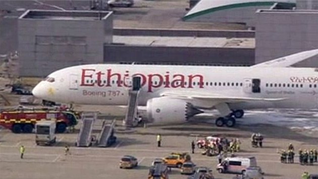 Boeing 787 Dreamliner spolenosti Ethiopian Airlines obklopen hasii na letiti Heathrow v Londn (12. ervence 2013)