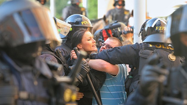 Policie zadrela asi 60 lid.