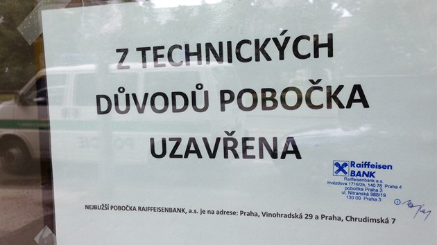 Uzaven poboka Raiffeisen Bank v Nitransk ulici v Praze (12.7.2013)
