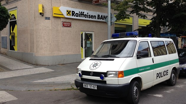 Policie u pepaden poboky Raiffeisen Bank v Nitransk ulici v Praze (12.7.2013)