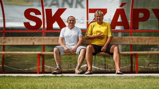 Starosta obce Zpy Vladimr Vlek (vlevo) a mstostarosta Frantiek Maek na lavice mstnho tetiligovho fotbalovho klubu