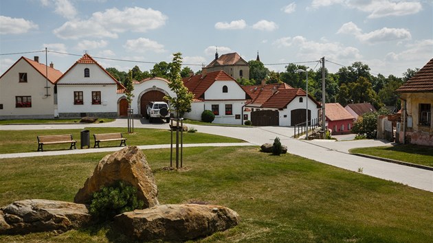 Zrekonstruovan nves obce Zpy. Starostovi se lb natolik, e si fotografii nvsi nechal namalovat i na ad