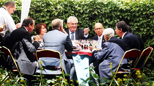 Milo Zeman a nkte ministi se astnili recepce na francouzskm velvyslanectv konan u pleitosti vro pdu Bastily. 
