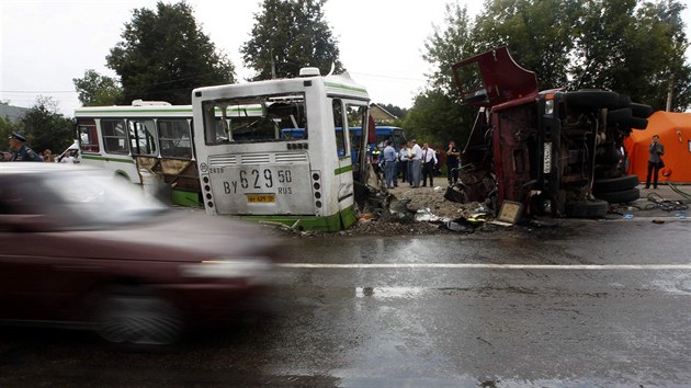 Nejmn 18 lid v sobotu zahynulo pi srce kamionu s autobusem vezoucm dti na jinm pedmst Moskvy (13. ervence)