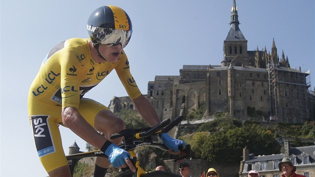 MIMOZEMAN? Chris Froome ve futuristick pilb a na kole z kosmickch materil m do cle asovky Tour de France u Mont Saint-Michel. Prv tento vkon vzbudil debaty o vkonech britskho cyklisty.