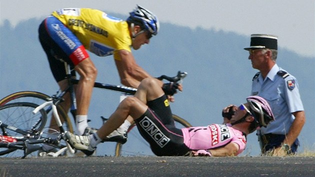 SMOLA A KASKADÉR. Pro panla Belokiho skonila Tour de France 2003 ve sjezdu