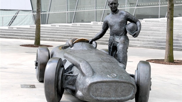 Souso Juana Manuela Fangia a Mercedesu-Benz W 196 R Silver Arrow ped muzeem automobilky ve Stuttgartu